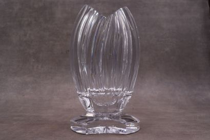 null Dans le goût de BACCARAT. Vase en cristal taillé reprenant la forme d'un poisson....