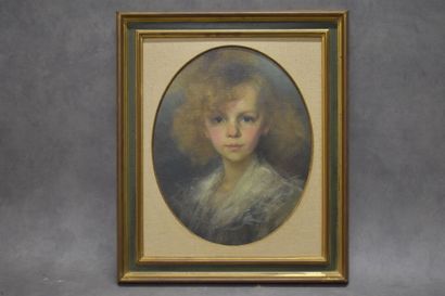 Ecole Ecole du XXème siècle, Portrait de jeune fille, huile sur toile ovale. Dimensions...