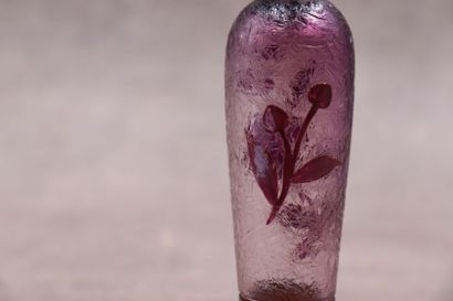 null Flacon en verre givré violet à décor de fleurs avec monture et bouchon en argent...
