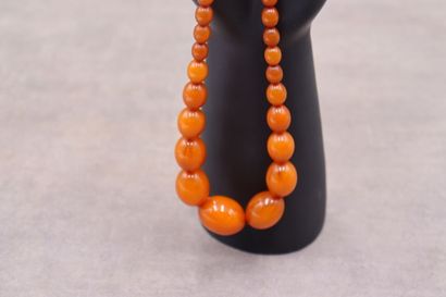 null Collier en ambre en chute de forme olive. Dimensions perles de 18.94x24.47mm...