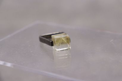 null Une bague argent corps carré avec un cube de quartz rutile. Poids 7 g. Tdd ...