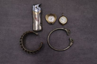 null Réunion de bijoux fantaisie, comprenant deux bracelets en métal, deux montres...