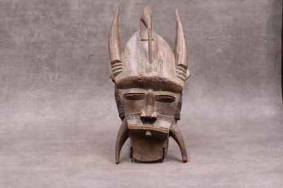 null AFFRIQUE. Masque en bois sculpté. Dimensions : 38 x 20 cm