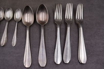 null Partie de ménagère en métal argenté comprenant 5 cuillères de table, 8 fourchettes...