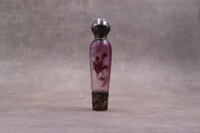 null Flacon en verre givré violet à décor de fleurs avec monture et bouchon en argent...