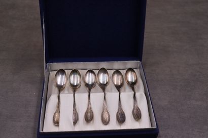 null Coffret comprenant six cuillères à café en argent 800/1000. Poinçons Z dans...