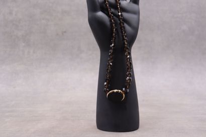 Un collier avec pendentif en onyx et monture...