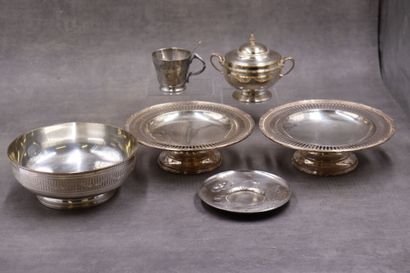 null Réunion d'objets en métal argenté comprenant: une tasse/ sous tasse et cuillère,...