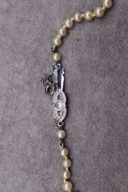 null Réunion de deux paires de clips fantaisie avec un collier de perles fantaisie...