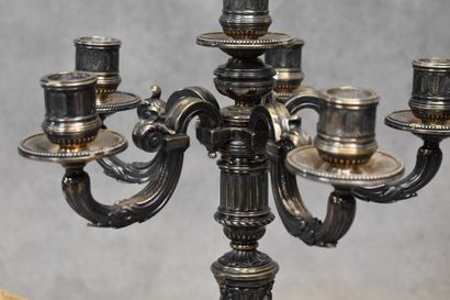 null CHRISTOFLE. Paire de chandeliers en métal argenté à cinq lumières à tête de...