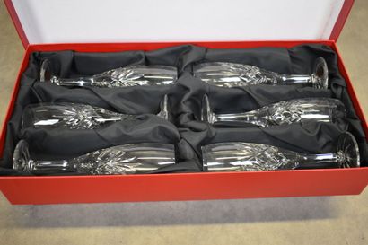 null Arnauld de Brissac. Partie de service en cristal comprenant douze flutes, six...