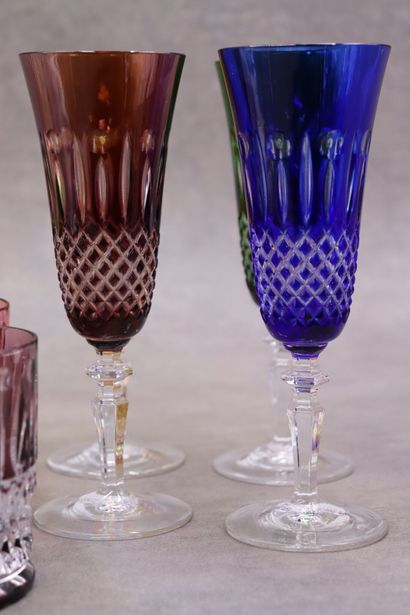 null Cristallerie Brunner. Ensemble de six verres à whisky en cristal coloré, signés...