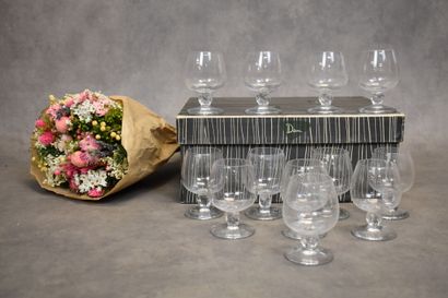 null DAUM France. Modèle Boléro. Ensemble de douze verres à liqueur en cristal, signés...