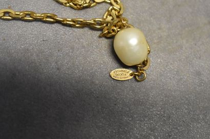 null CHANEL. Sautoir en métal doré avec maille plate et perles baroques fantaisies....