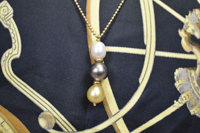 null Un collier constitué d'un motif perles sur chaine à boules. Or jaune 750/°°...