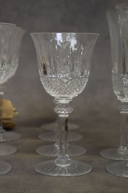 null SAINT LOUIS. Modèle Tommy. Service de verres en cristal composé de 3 verres...