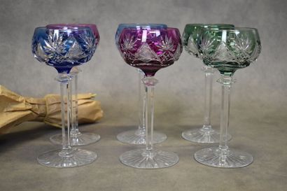 null Dans le goût de SAINT LOUIS. Ensemble de six verres à pied en cristal coloré....