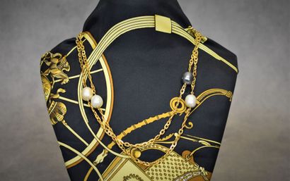 null CHANEL. Sautoir en métal doré avec maille plate et perles baroques fantaisies....