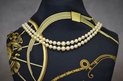 null Collier de perles en chute à deux rangs, fermoir en or jaune 750 avec chaine...