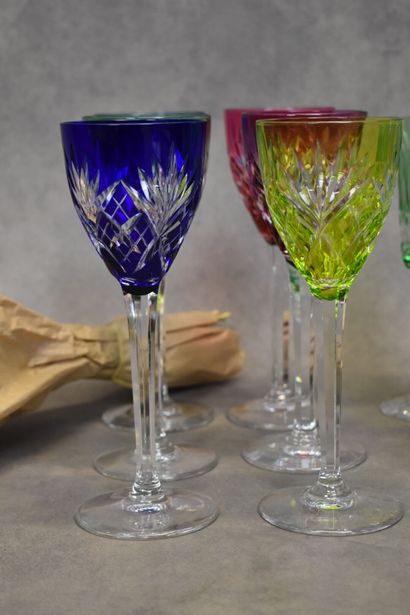 null SAINT LOUIS. Six verres à vin en cristal taillé coloré, tamponnés au dessous....