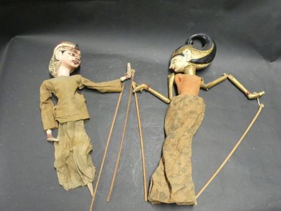 null INDONESIE. Important lot de marionnettes ombre chinoise et bois sculptés. Représentant...