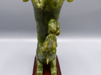 null CHINE, XXème siècle


Vase couvert en pierre dure, représentant un qilin soutenant...