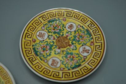 null CHINE, XXème siècle


Paire de coupelles en porcelaine à fond jaune, à décor...