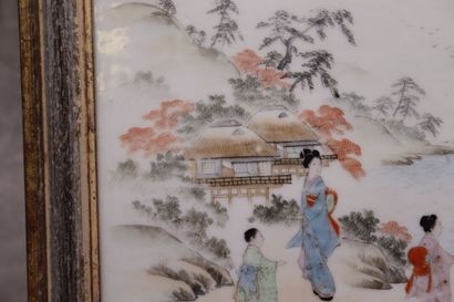 null JAPON. Plaque de porcelaine peinte à décor de geishas. Dimensions: 24.5x30....