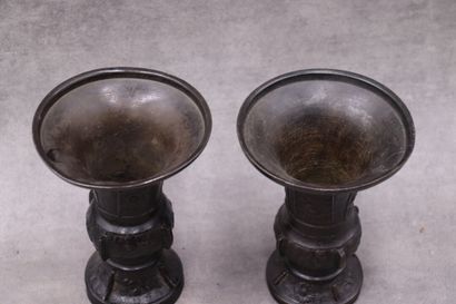 null CHINE. 2 vases Ghu en bronze au gout identique. XXe.


Hauteur : 15cm


Fêle...