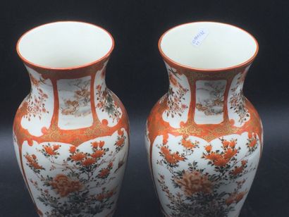 null JAPON, début du XXème siècle. Paire de vases balustres en porcelaine Kutani,...