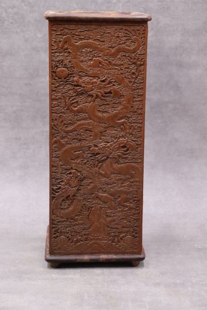 null CHINE. Vase quadrangulaire en bois sculpté à décor de dragons impériaux. XXème...