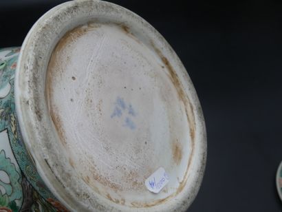 null CHINE. Vase couvert en porcelaine blanche à décor en réserve de volatiles branchés...