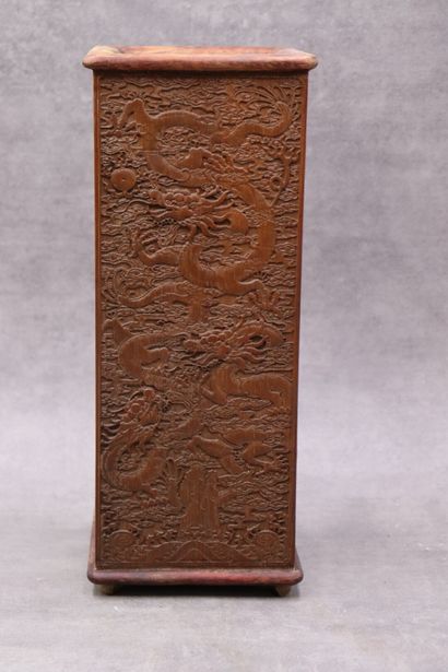 null CHINE. Vase quadrangulaire en bois sculpté à décor de dragons impériaux. XXème...