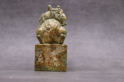 null CHINE, XXème siècle. Cachet en pierre néphrite.


H. : 14.5 cm
