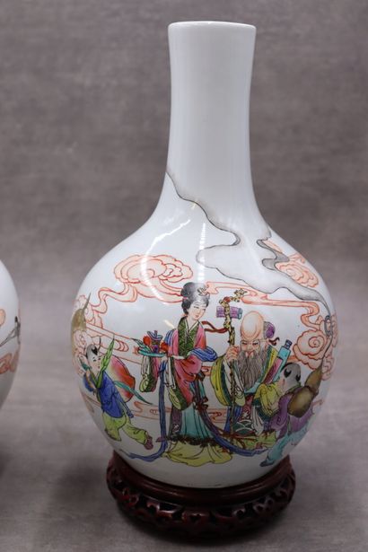 null CHINE. Paire de vase en porcelaine polychrome sur socle (amovible), à décor...
