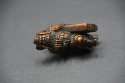 null JAPON. Netsuke en buis Hankwai à l'expression energique portant un panneau avec...