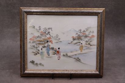 null JAPON. Plaque de porcelaine peinte à décor de geishas. Dimensions: 24.5x30....