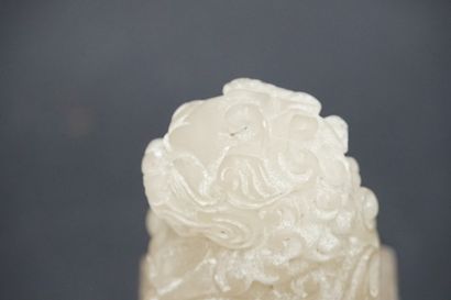 null CHINE. Sceau en jade blanche à décor de lion. Dimensions : 15 x 6.5 x 7 cm.