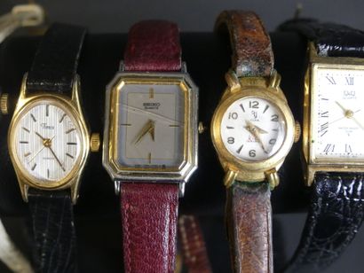 null Réunion de sept montres de dame en métal doré et acier dont: Timex - Centhor...