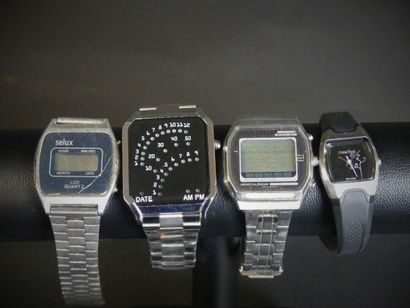 null Réunion de quatre montres en acier, trois digitales et une quartz, dont Selux...