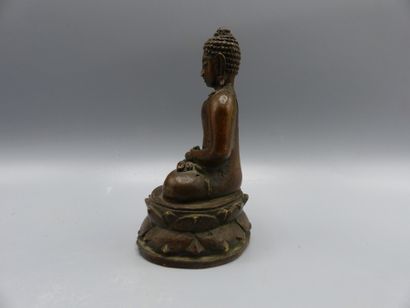 null CHINE, XXème siècle


Statuette de bouddha en bronze, assis en padmasa sur une...