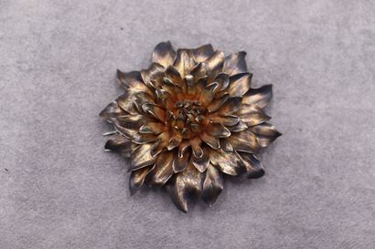 G.LECOMTE. Broche en métal en forme de fleur....