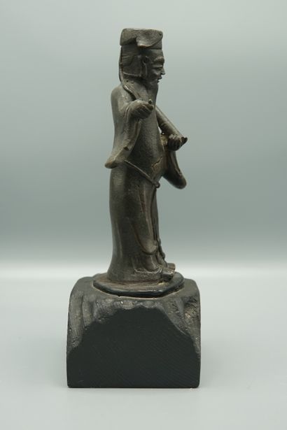 null CHINE, XVIIème siècle 


Statuette de dignitaire en bronze, représenté debout...
