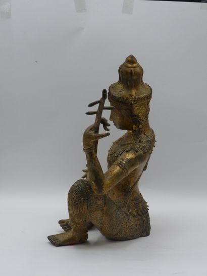 null THAILANDE, XXème siècle Statuette en bronze laqué or représentant une musicienne...
