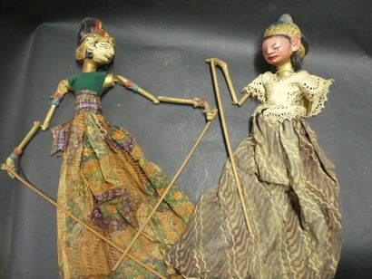 null INDONESIE. Important lot de marionnettes ombre chinoise et bois sculptés. Représentant...