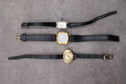 null Réunion de trois montres de dame en métal doré, mouvements mécaniques, bracelets...