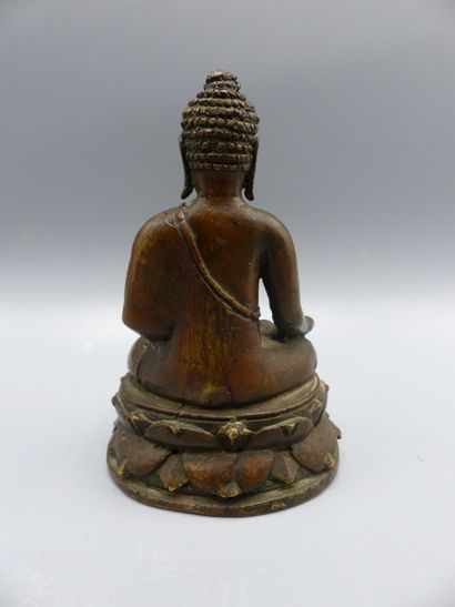 null CHINE, XXème siècle


Statuette de bouddha en bronze, assis en padmasa sur une...