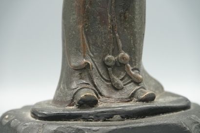 null CHINE, XVIIème siècle 


Statuette de dignitaire en bronze, représenté debout...