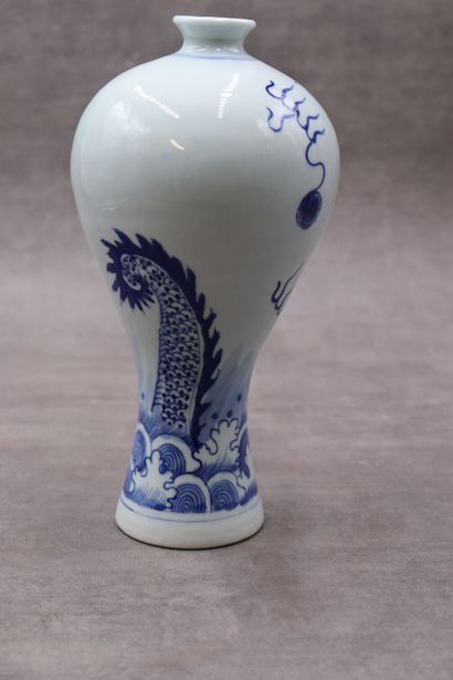null CHINE, Vase de forme meiping en porcelaine bleu blanc à décor de dragon. Marqué...