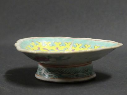 null coupelle en porcelaine asiatique polylobée décor turquoise jaune et rose. h:...